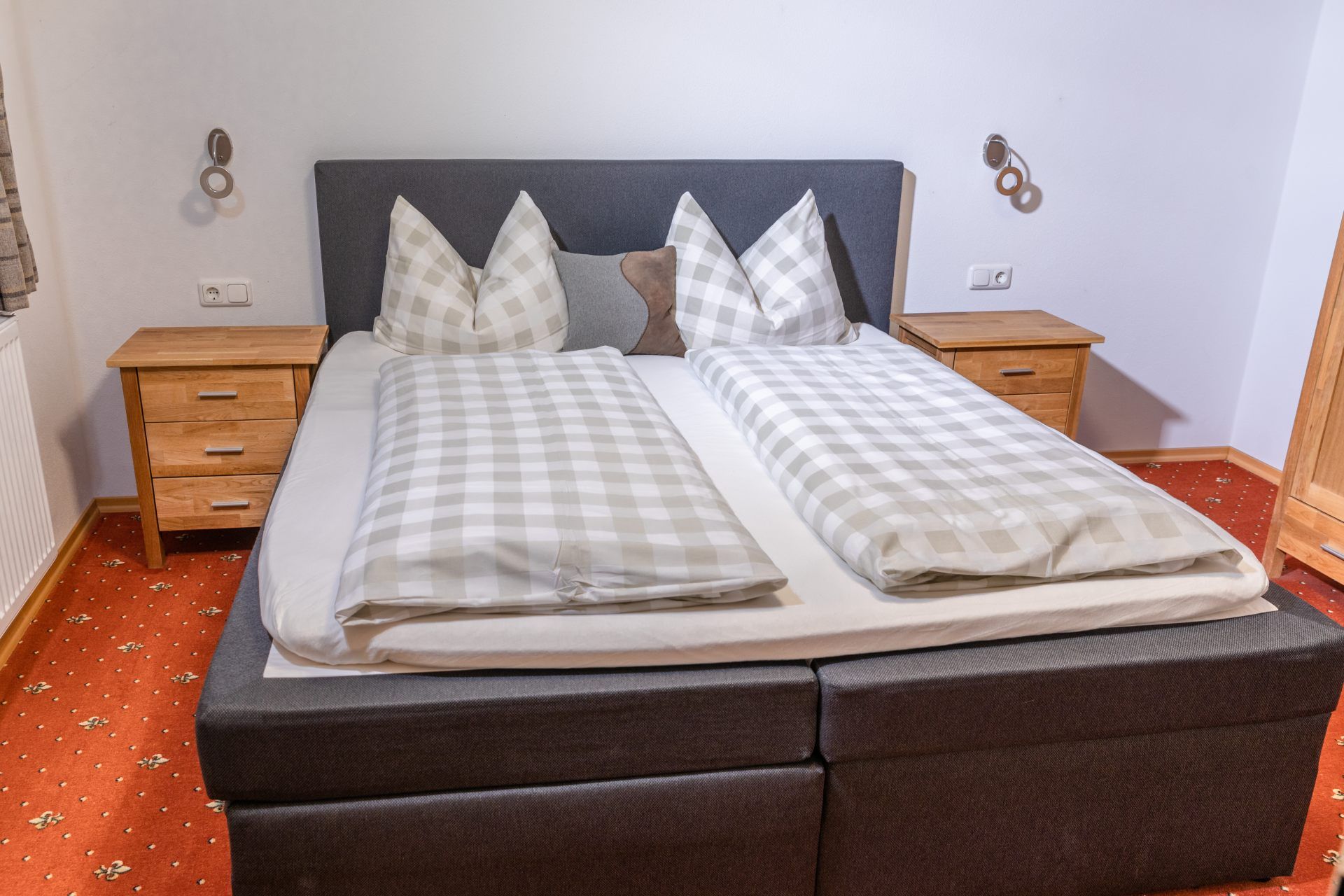 Ein gemütliches Doppelbett