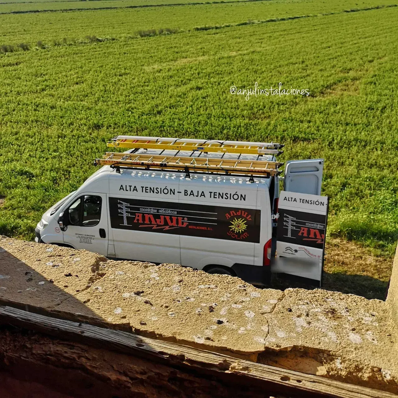 Una camioneta blanca que dice alta tensión baja tensión