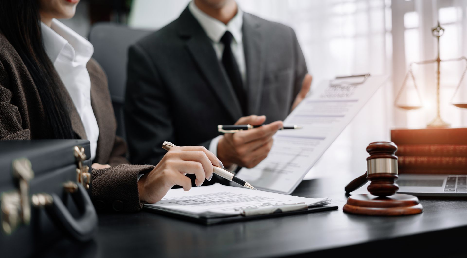 Avocats avec dossier, marteau et balance de la Justice