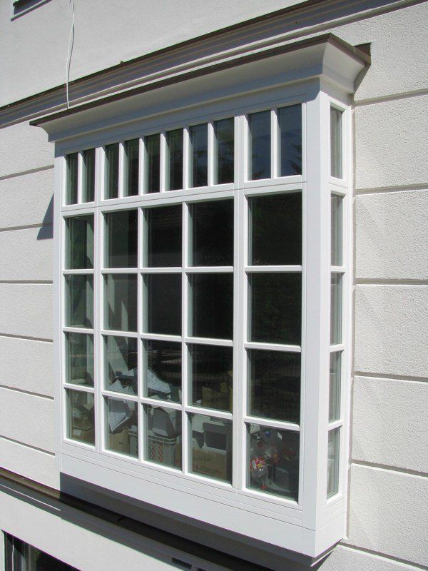 Große Fenster eines alten Gebäudes