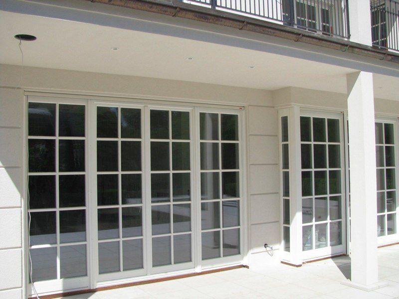 Große Fenster eines alten Gebäudes