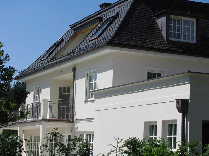 Villa mit großen Fenstern