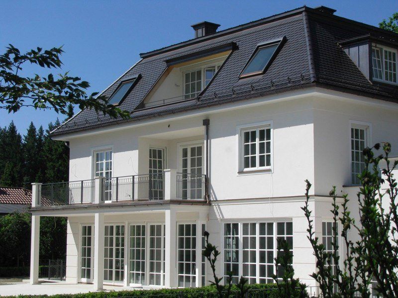 Villa mit großen Fenstern