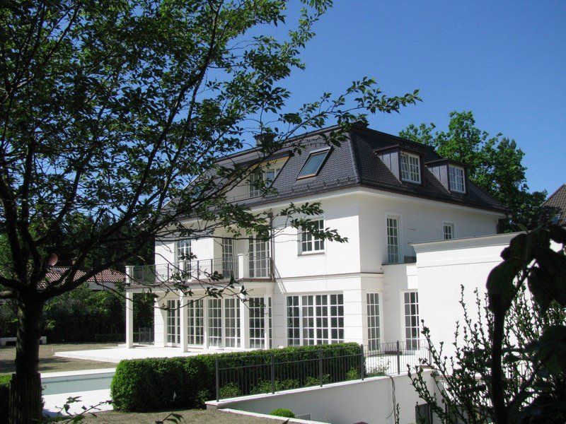 Villa mit großen Fenstern