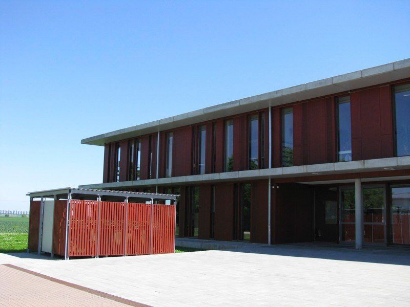 Modernes Gebäude mit Holzfassade