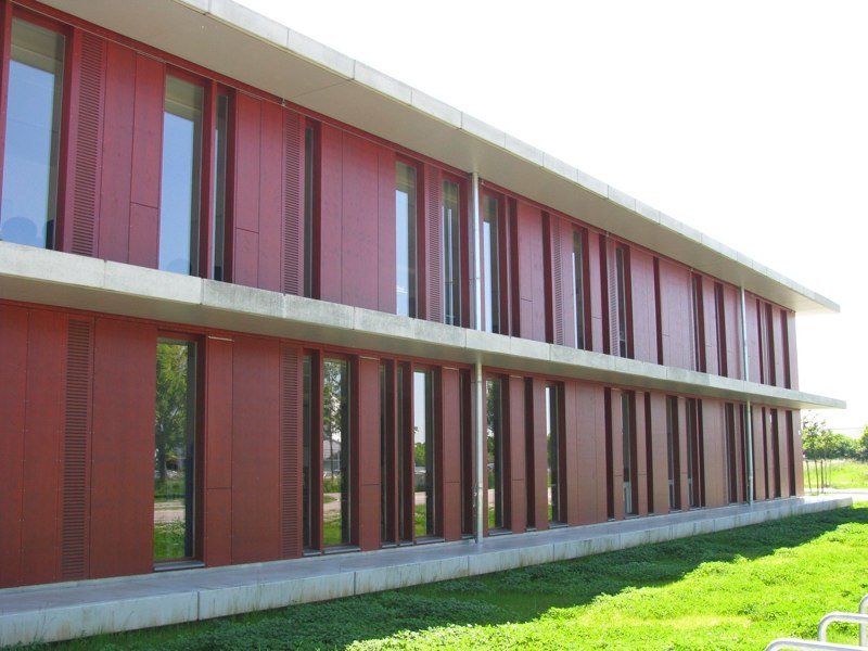 Modernes Gebäude mit Holzfassade