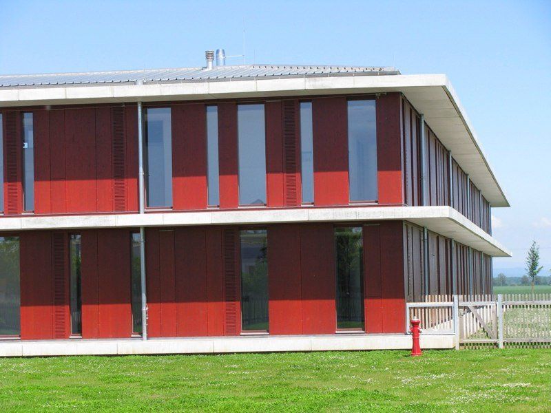 Modernes Haus mit roter Fassade