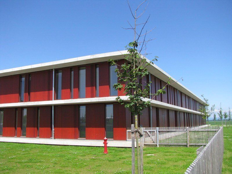 Modernes Gebäude mit Holzfassade