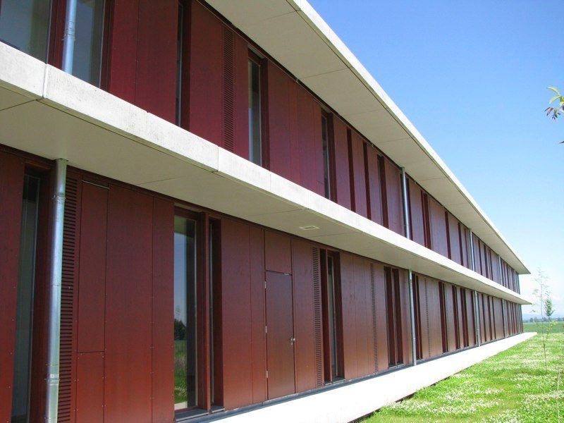 Modernes Gebäude mit Holzfassade