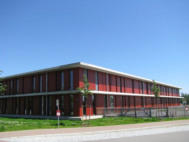 Modernes Gebäude mit Holzfassade