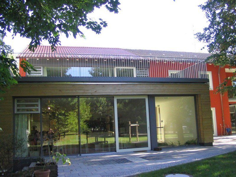 Modernes Gebäude mit Holzfassade