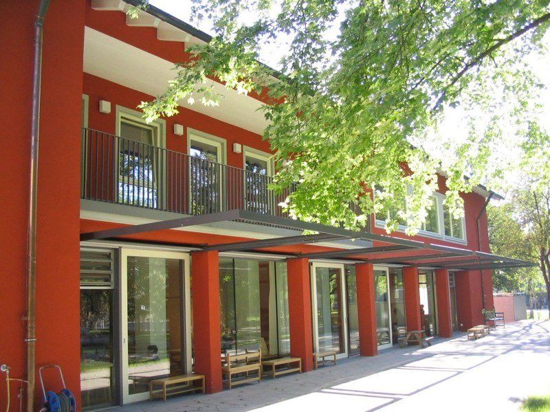 Modernes Gebäude mit Holzfassade