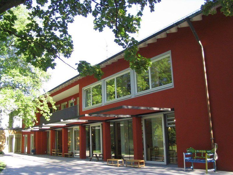 Modernes Gebäude mit Holzfassade