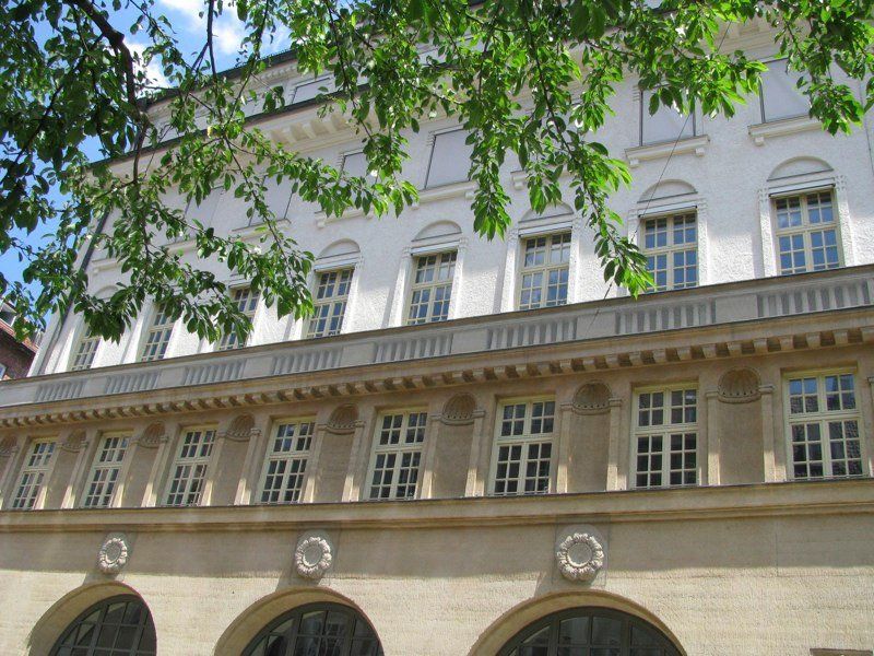 Altes Gebäude mit vielen Fenstern