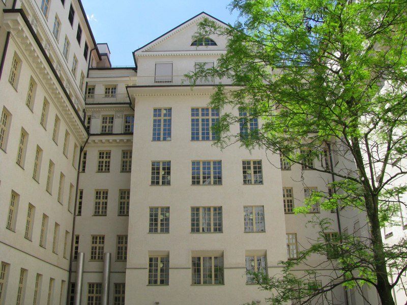 Altes Gebäude mit vielen Fenstern