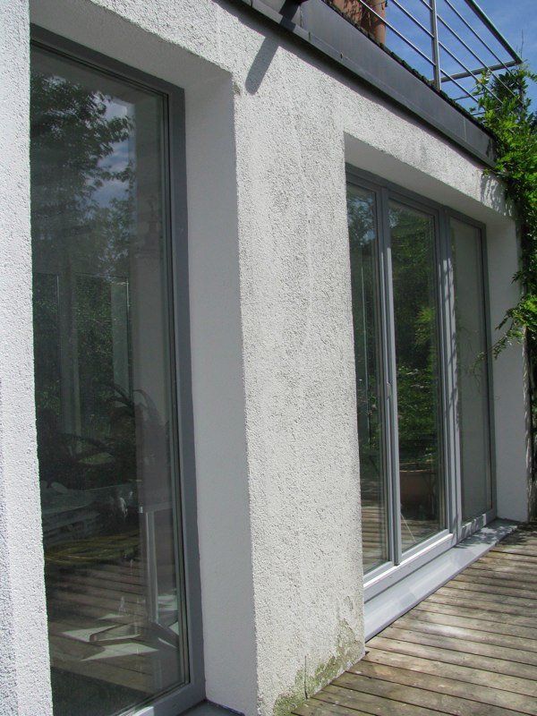 Fenster und Tür eines Hauses