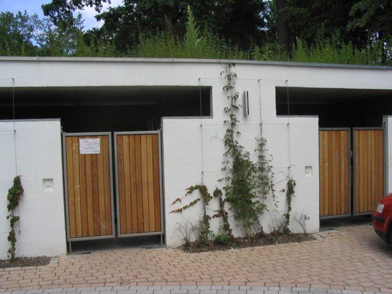Moderne Holztüren in Gebäude