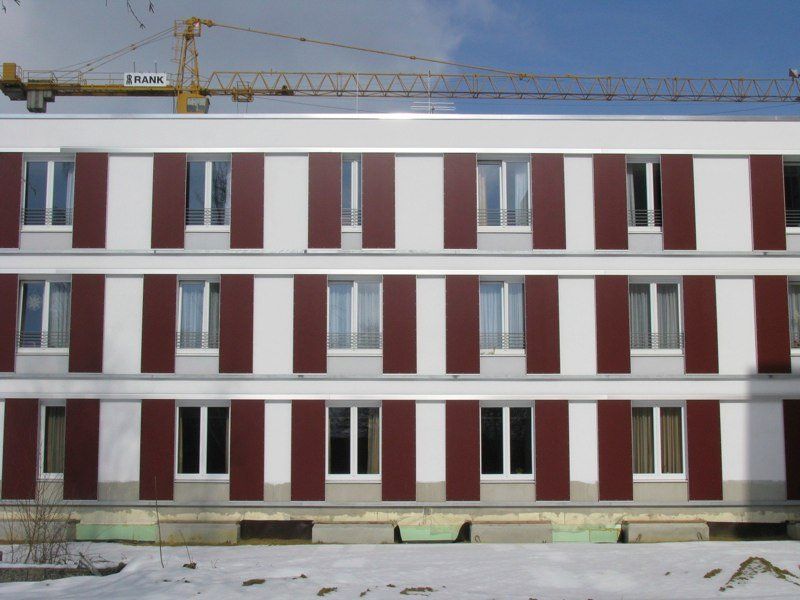 Modernes Haus mit Fenstern und Fensterläden