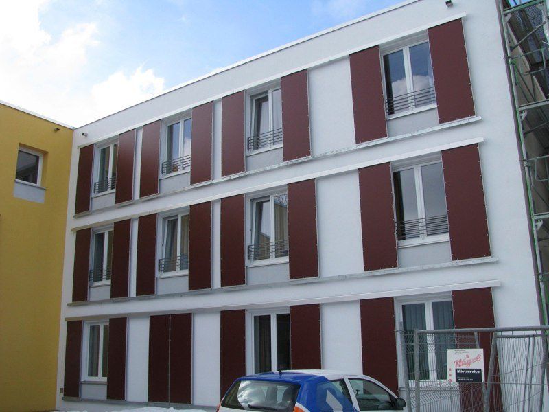 Modernes Haus mit Fenstern und Fensterläden