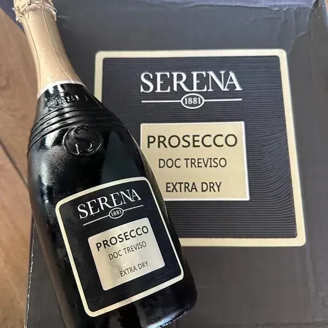 Botella de Prosecco Serena en una caja de regalo negra, etiquetada como DOC Treviso Extra Dry.