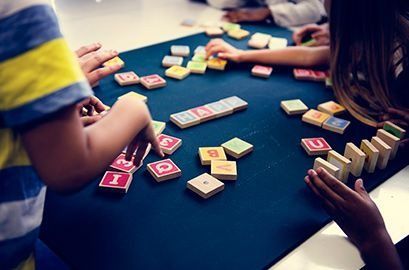 Un grupo de niños está jugando una partida de dominó.