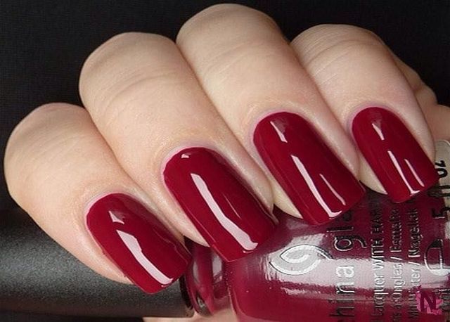 manucure avec vernis rouge