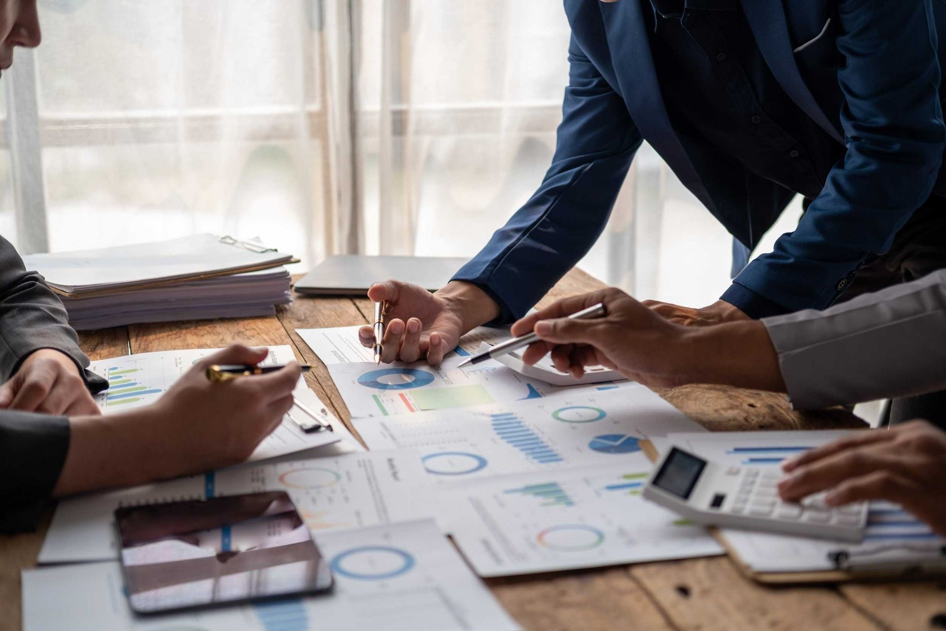 Un hombre con traje está sentado en un escritorio con un mazo y una balanza de la justicia.
