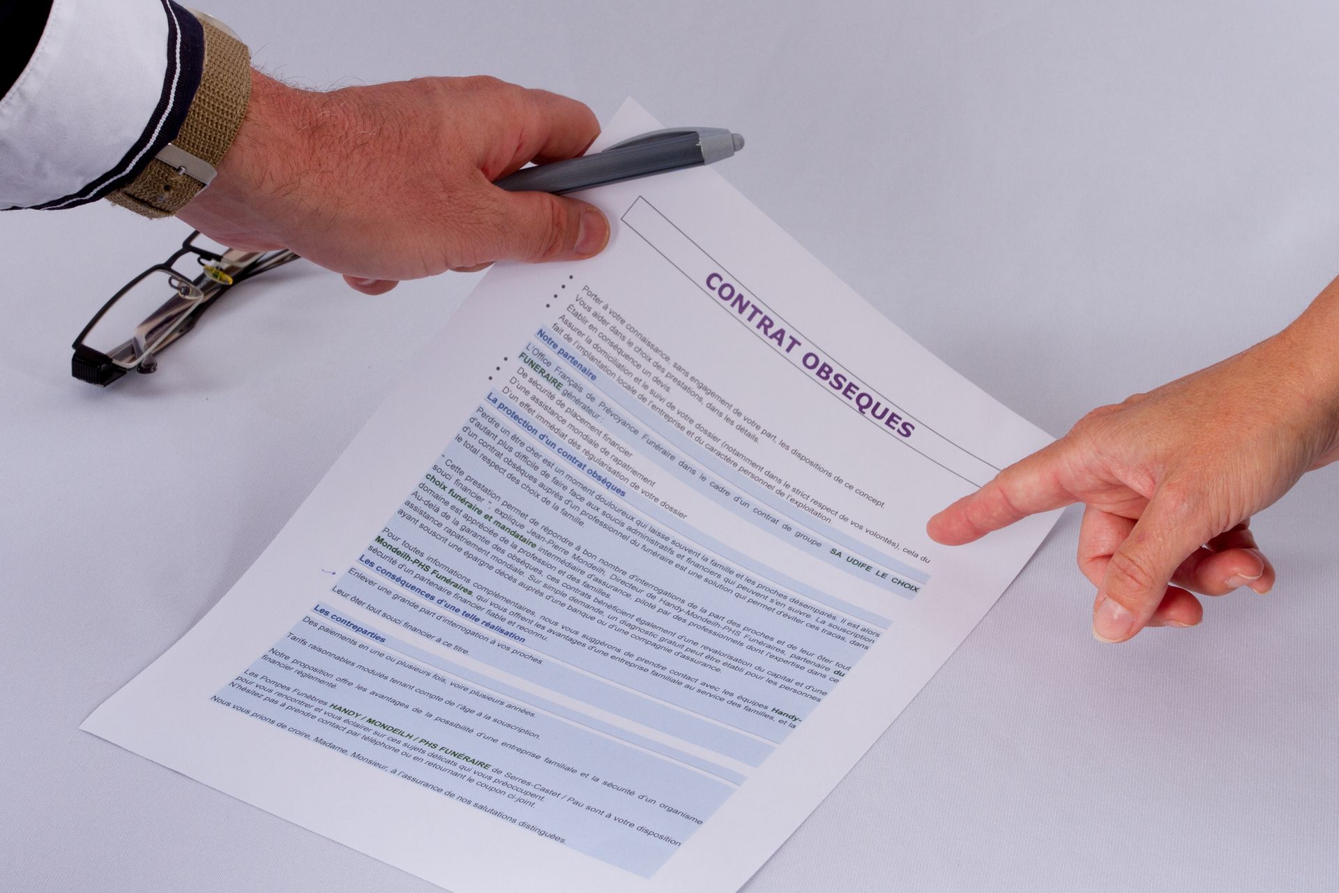 Signature d'un contrat obsèques entre deux parties