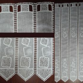 Un juego de cortinas de encaje blanco con cuadrados.