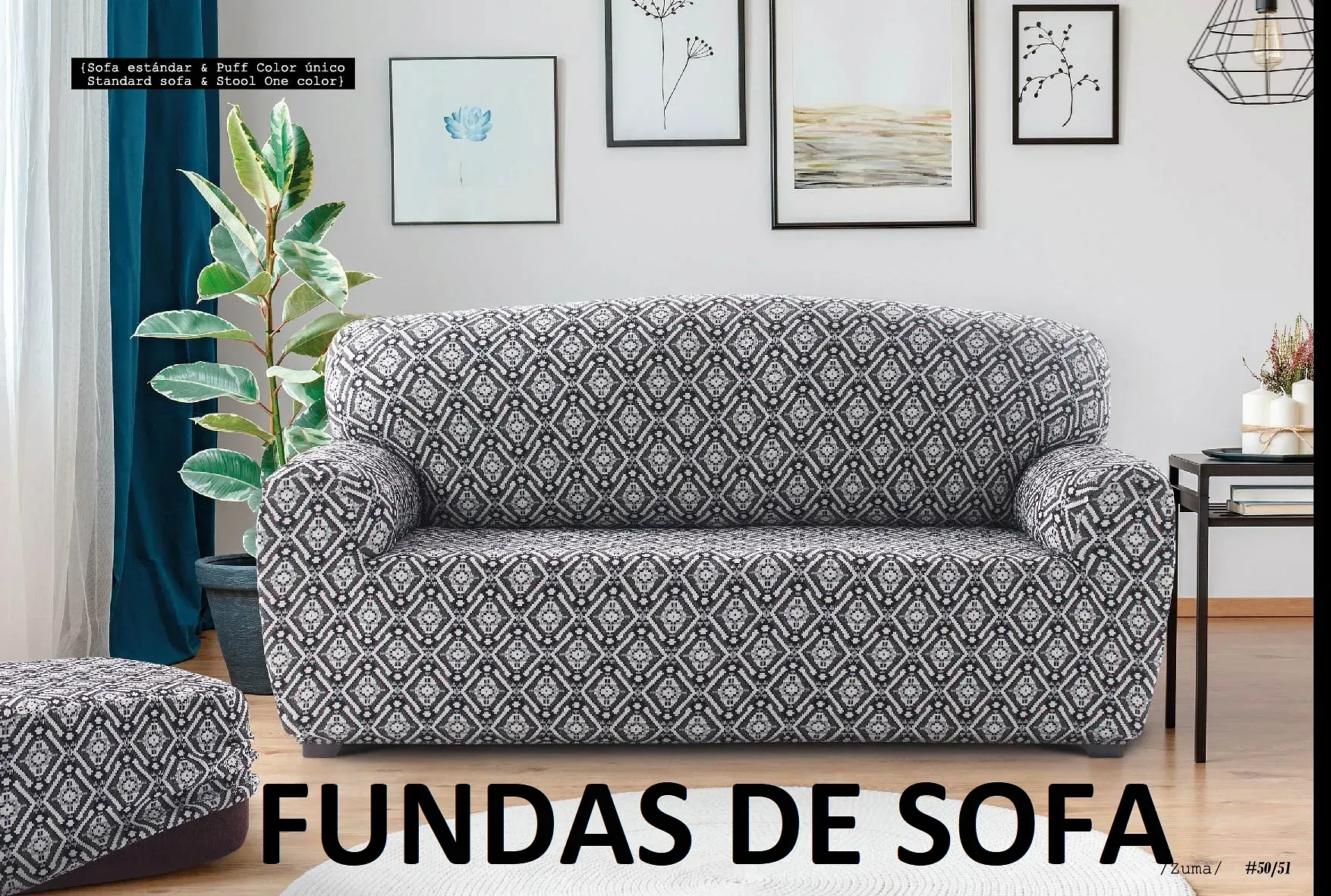 Un sofá blanco y negro con una funda en una sala de estar.