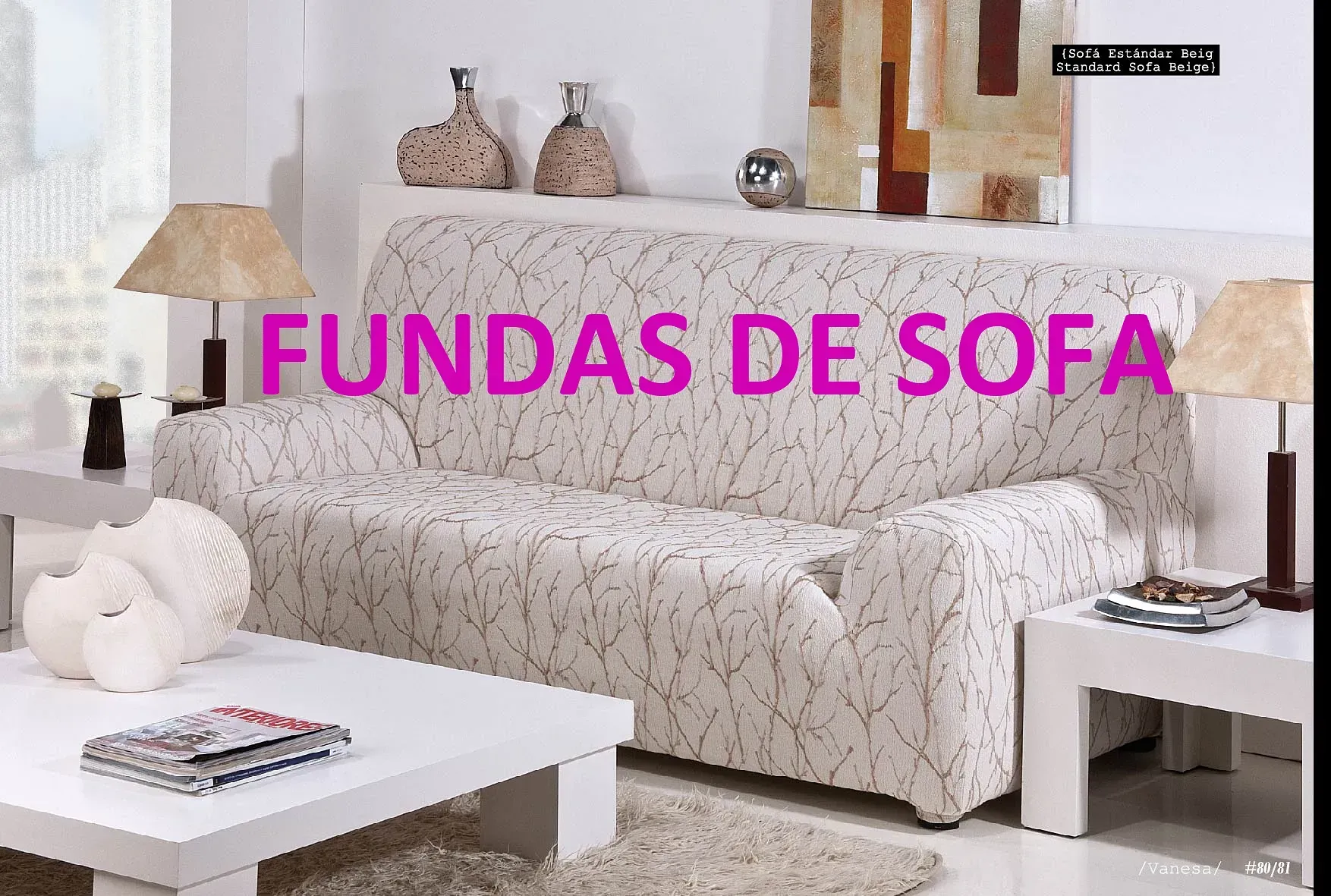 Una sala de estar con un sofá que tiene una funda.