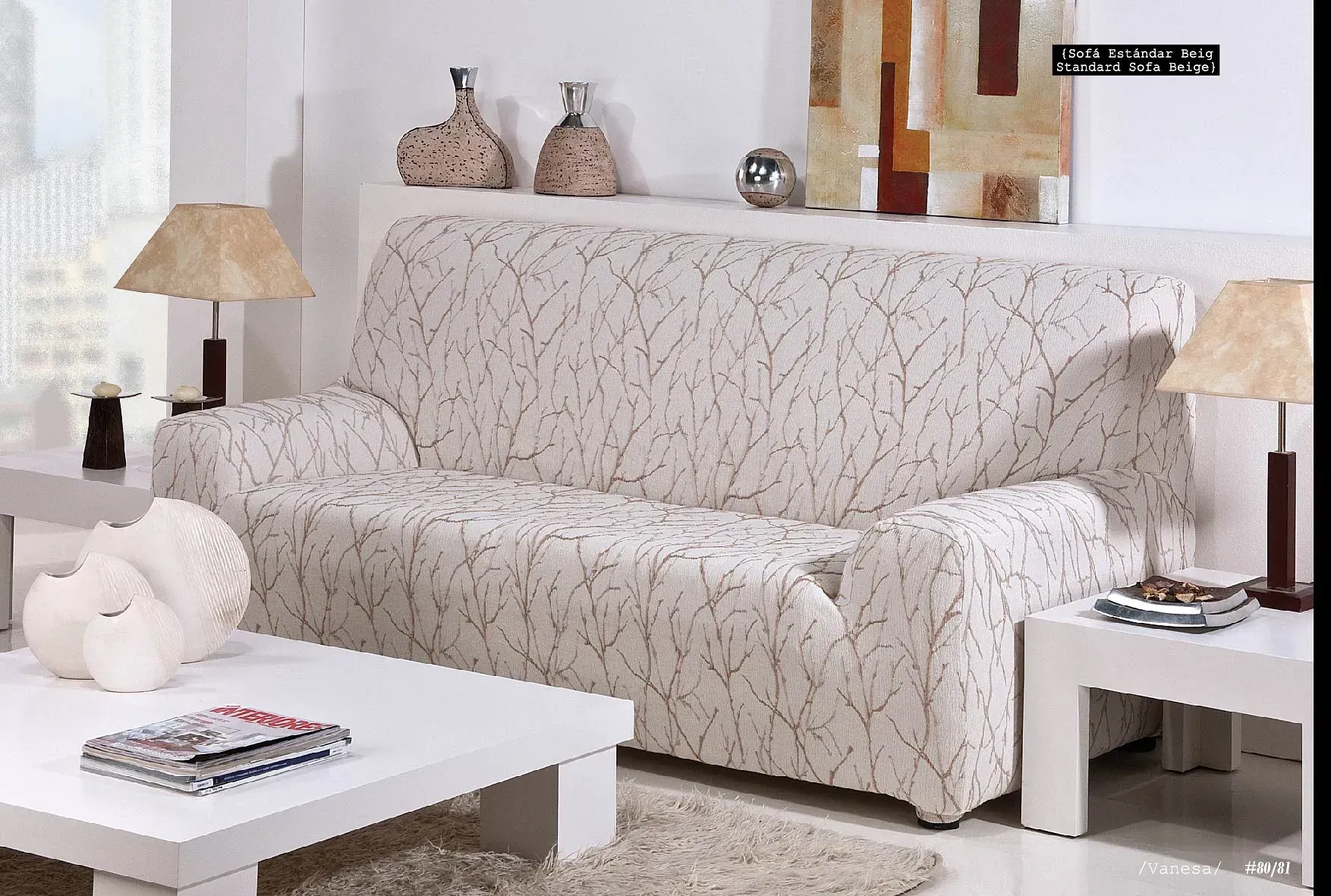 Una sala de estar con un sofá y una mesa de café.