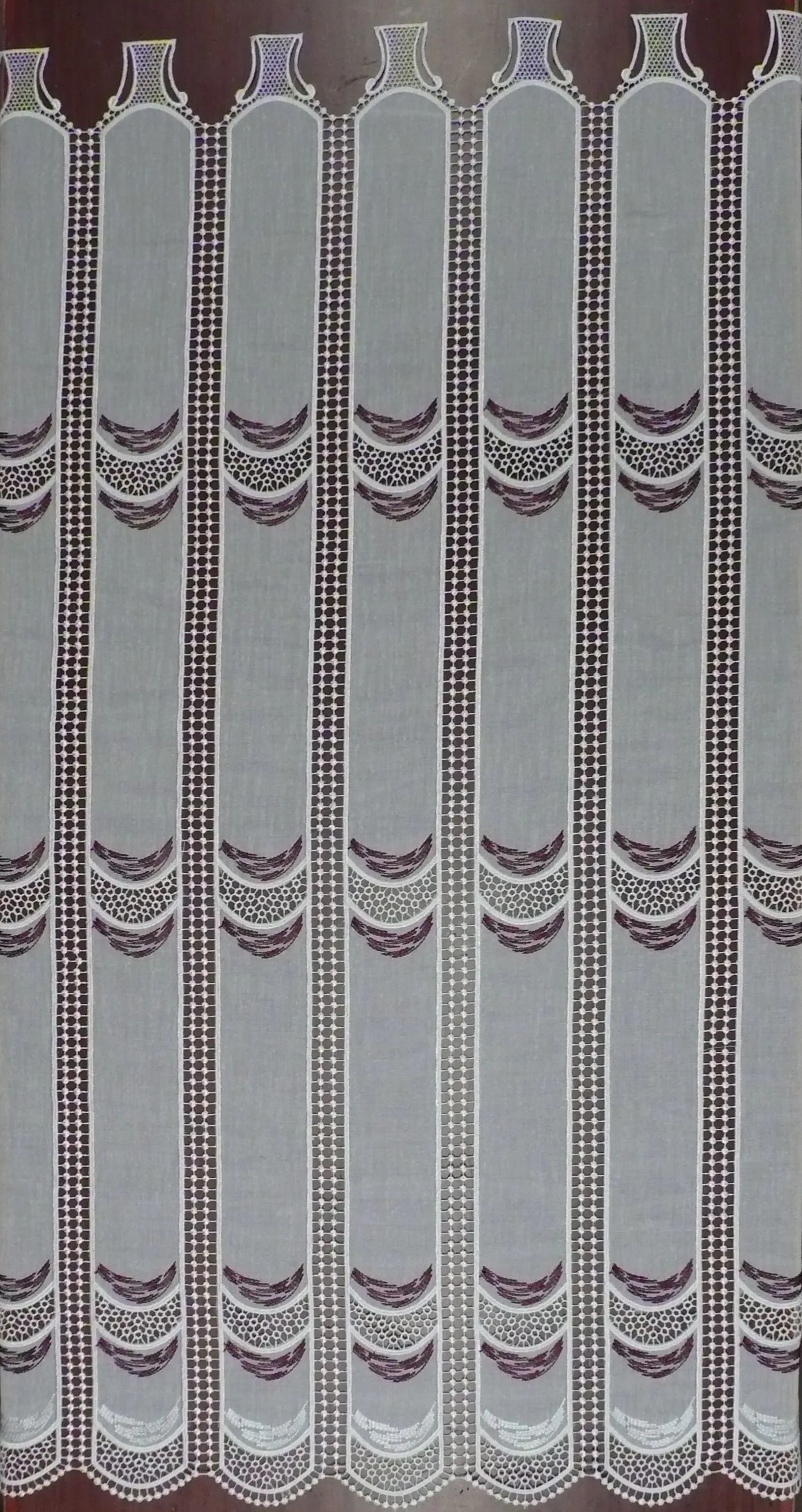 Un primer plano de una cortina blanca con un patrón.