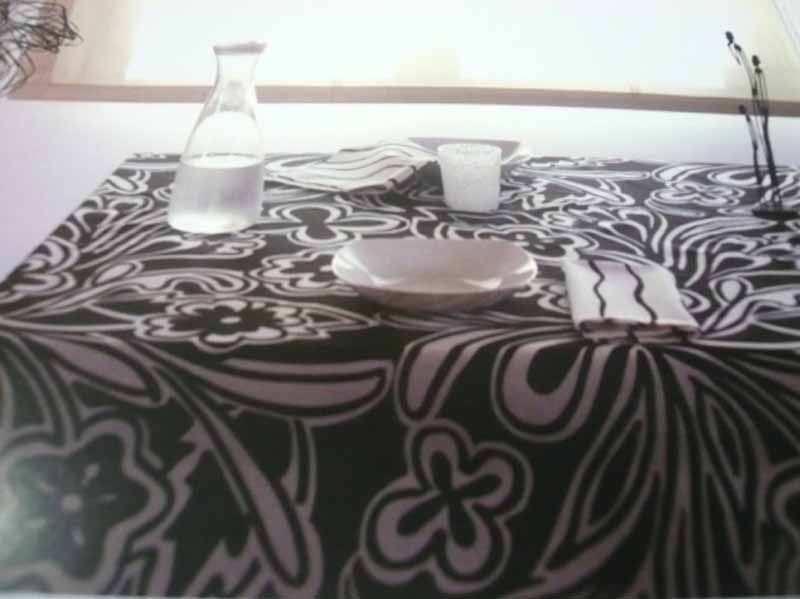 Un mantel blanco y negro con estampado floral.