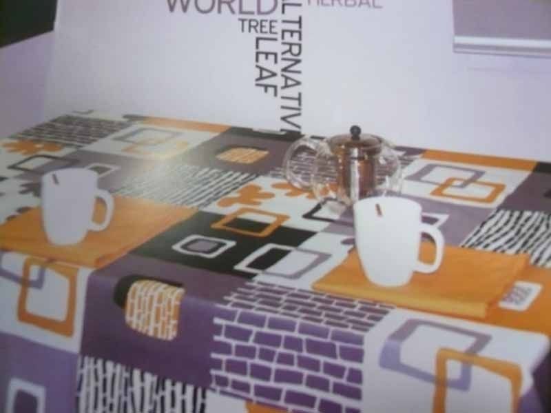 Una mesa con un mantel que dice hoja de árbol alternativa