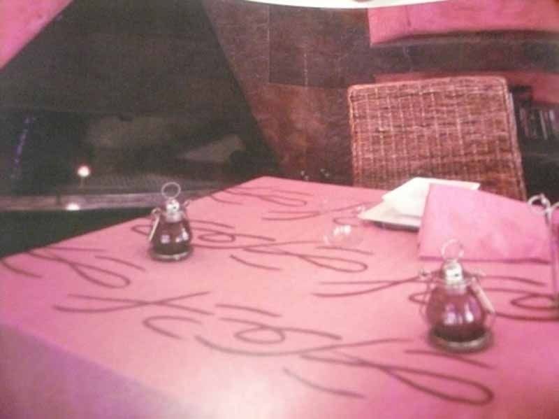 Una mesa con un mantel rosa que dice 