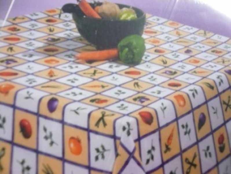 Un mantel con frutas y verduras encima.