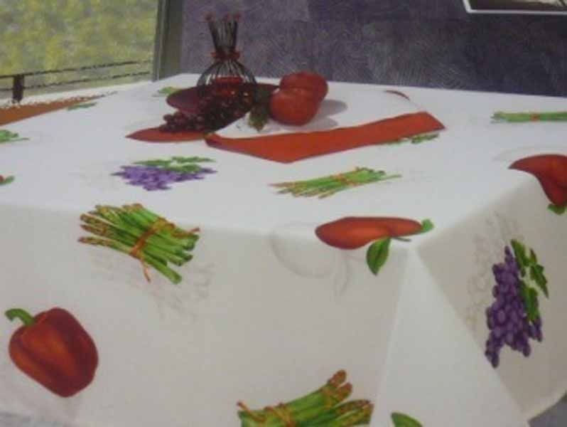 Un mantel con frutas y verduras encima.
