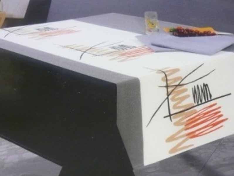 Una mesa con un camino de mesa y un plato de comida encima.