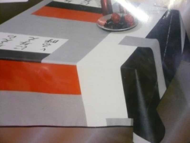 Una mesa con un mantel rojo, blanco y negro.