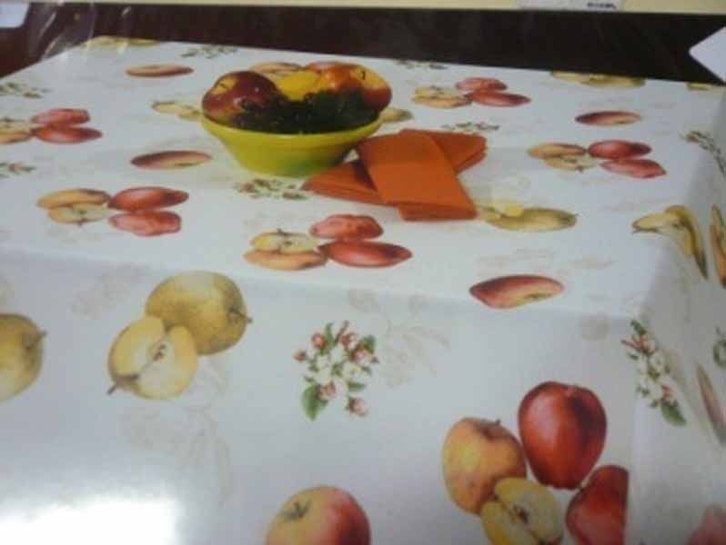 Un mantel con un bol de fruta encima