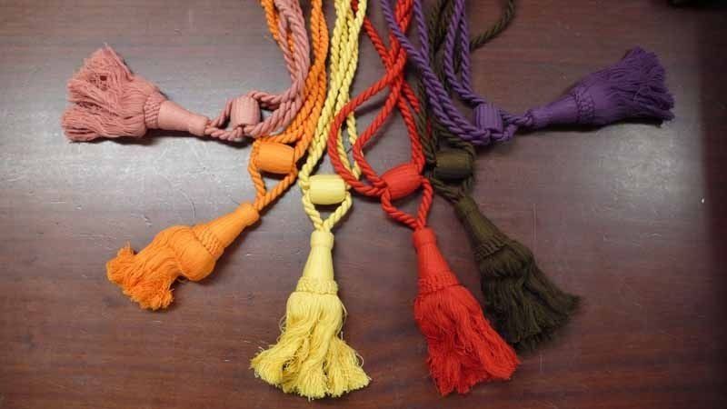 Un montón de borlas de diferentes colores están sobre una mesa.