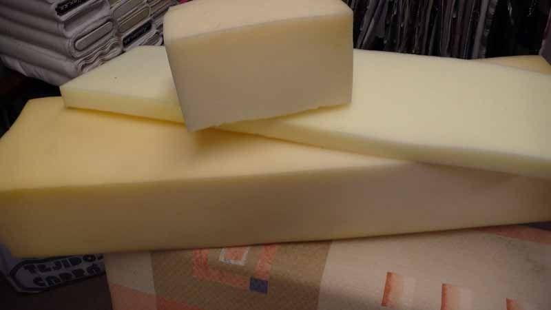 Tres piezas de espuma se apilan una encima de otra sobre una mesa.