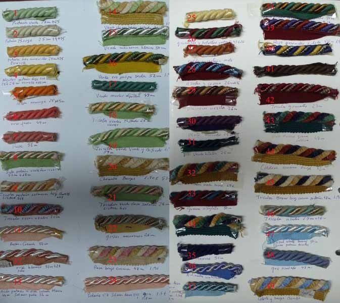 Un montón de cintas de diferentes colores están alineadas sobre una mesa.