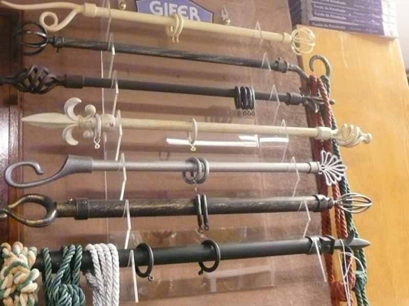Una exhibición de diferentes tipos de barras de cortina con un cartel que dice gifer