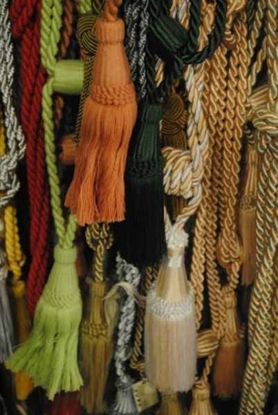 Un montón de cuerdas con borlas colgando de ellas