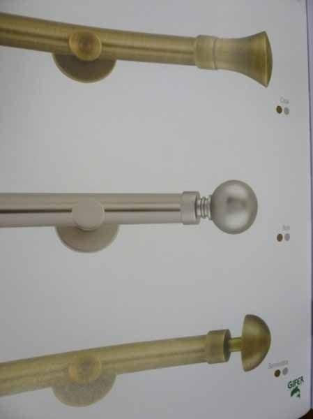 Una imagen de tres tipos diferentes de barras de cortina.