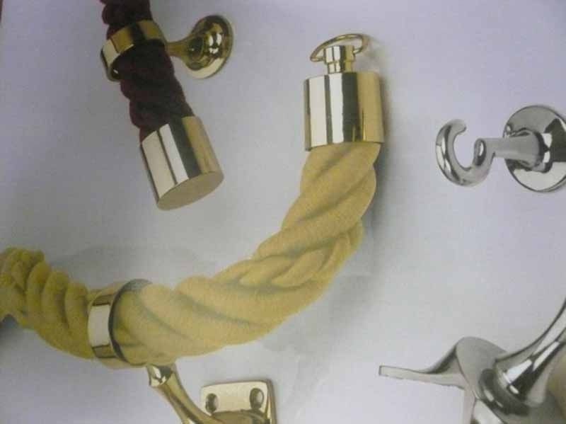 Una imagen de una barandilla de cuerda con accesorios de latón.