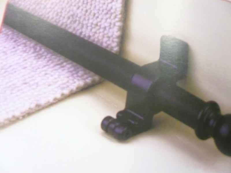 Una barandilla negra está junto a una alfombra morada.