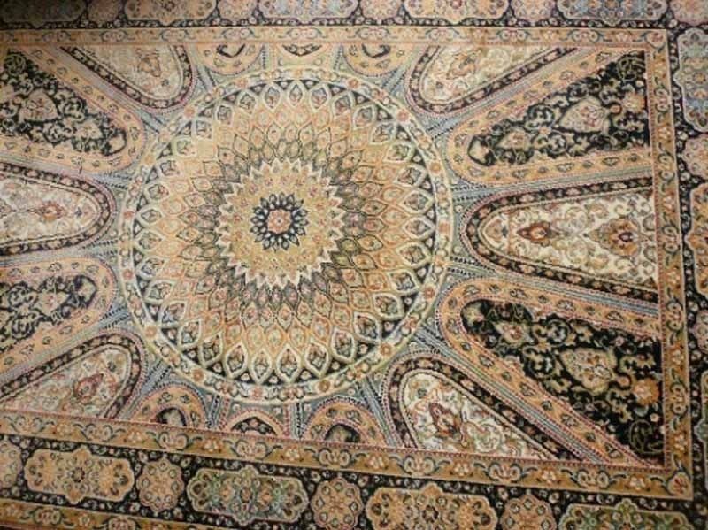 Un primer plano de una alfombra con un patrón circular.